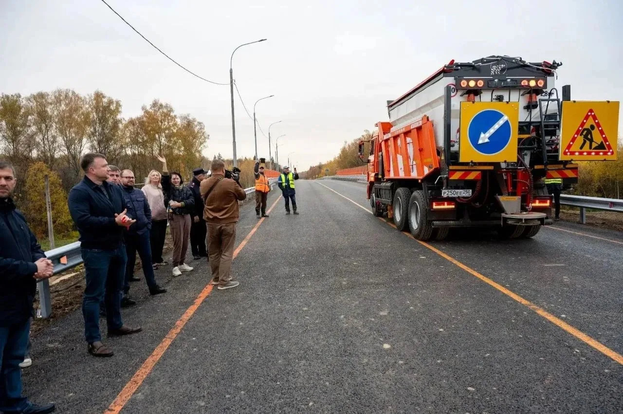 Вчера в деревне Лукино открыли движение по путепроводу. Его пропускная способность — бо...