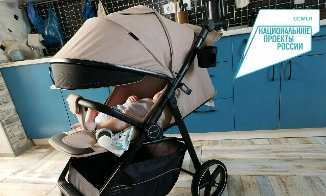 В Азовском районе продолжает действовать прокат вещей для новорожденных по нацпроекту «...