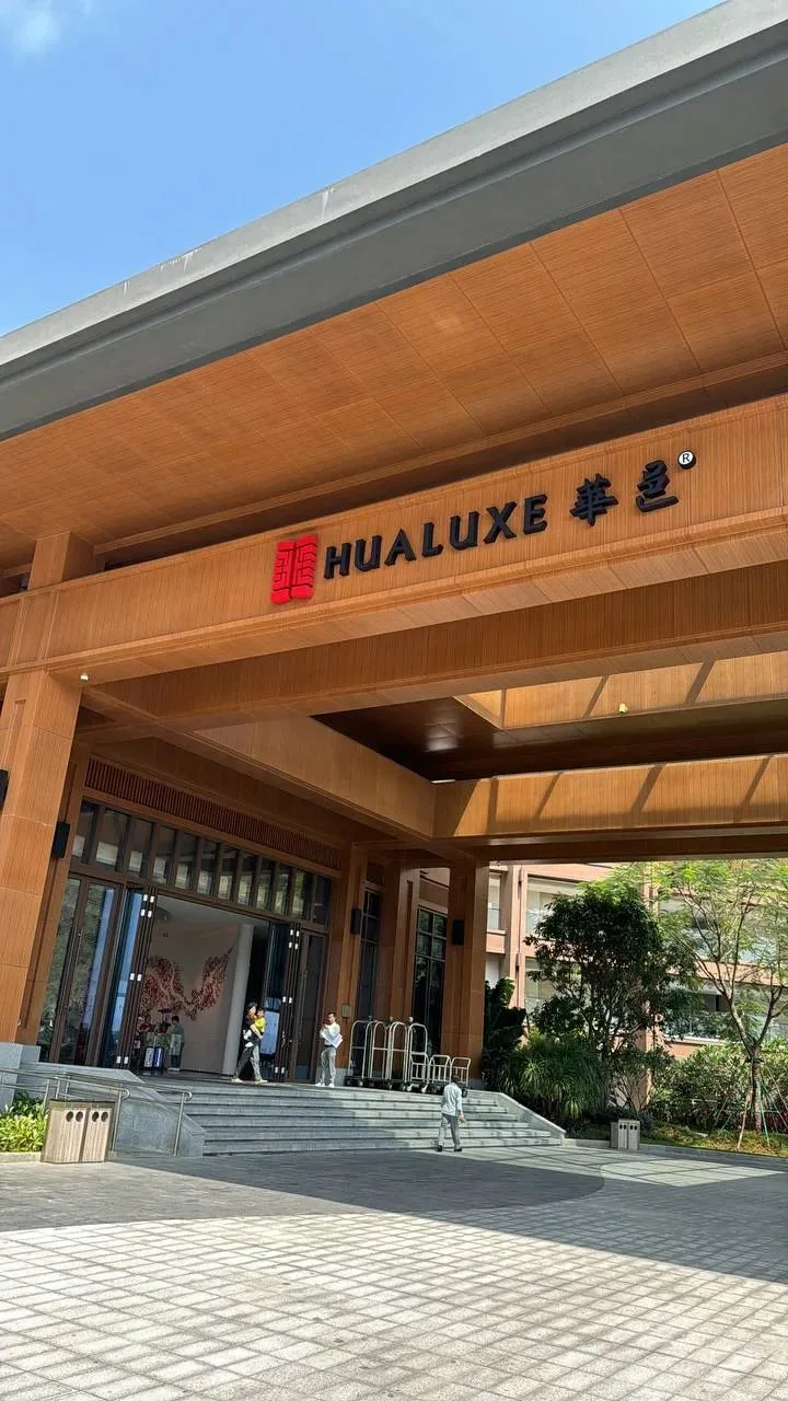 Hualuxe Sanya Yalong Bay Resort 5*-расположен в районе Ялувань, Санья, на острове Хайна...