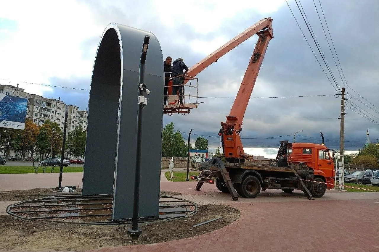 Перед ТЦ «Европа» в Железногорске засветился арт-объект «Магнит»