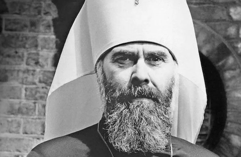 Я помню, как-то шел с пожилой, горькой русской женщиной и она все говорила, говорила то...