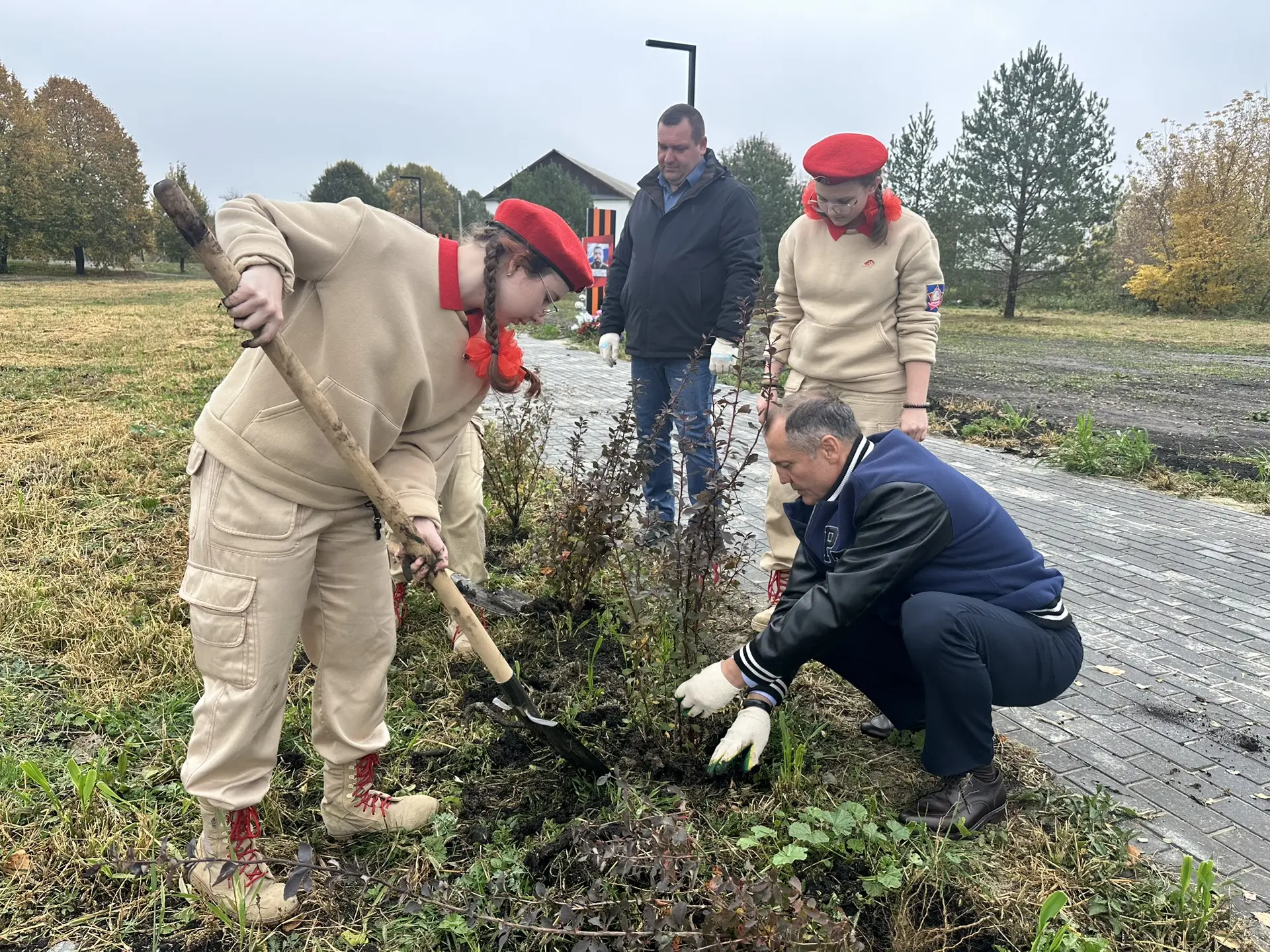 🌳 Милославский округ становится зеленее! Вместе с главой Виталием Гуськовым, сотрудник...