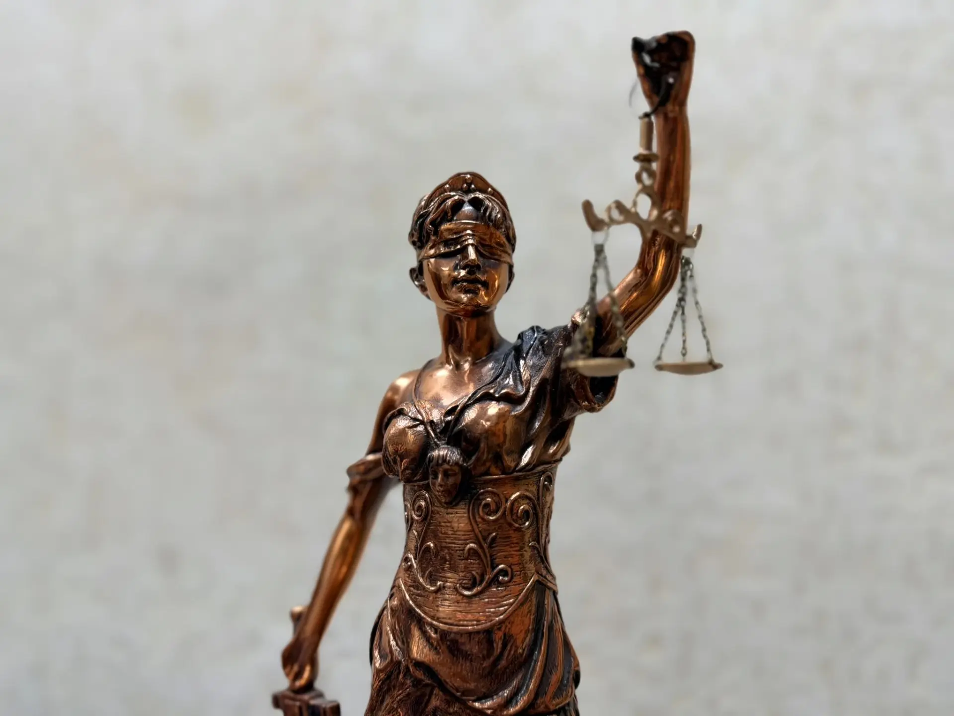 ⚖️ В Смоленском районе бывший инспектор Гостехнадзора признан виновным в превышении дол...