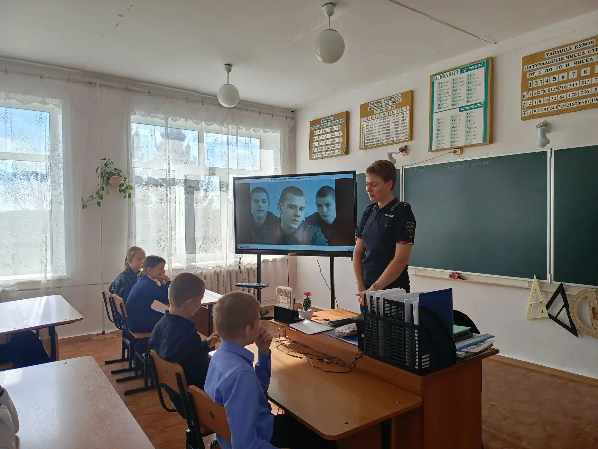 Сегодня наши обучающиеся встретились с представителем закона!