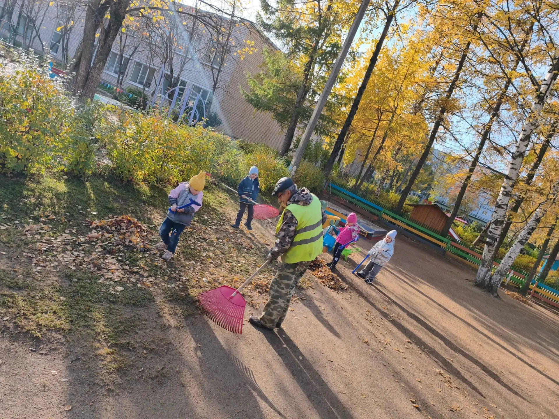 🌟🌟🌟Сегодня ребята из группы «Звёздочка» помогали дворнику убирать опавшие листья.🍁�...