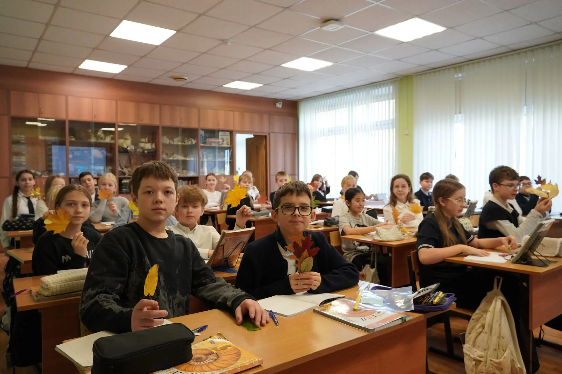 У наших пятиклассников на уроке биологии прошла практическая работа "Сравнение листьев ...