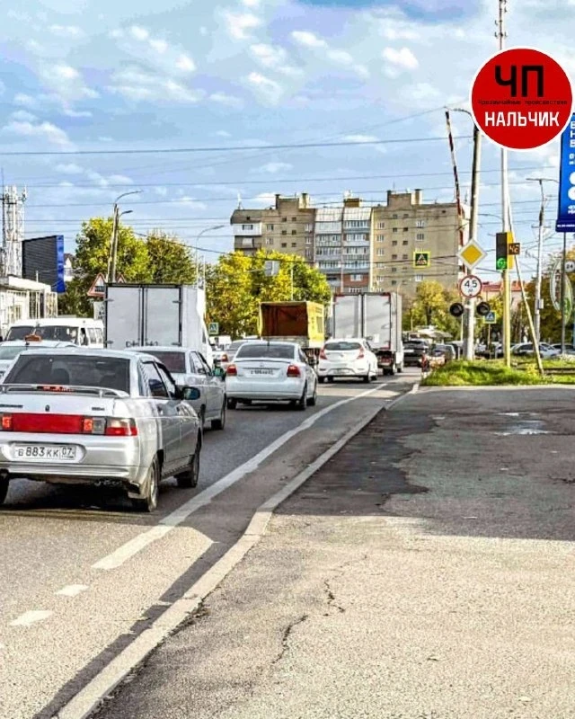 Жители Нальчика жалуются на опасную ситуацию на ж/д переезде.