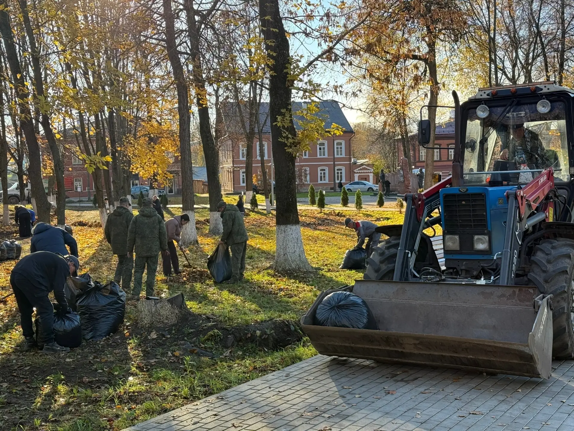 🍁Сегодня сотрудники Администрации Боровичского муниципального округа вновь вышли на уб...
