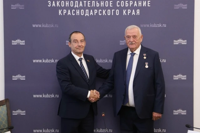 Председатель ЗСК вручил награду Герою труда Кубани павловчанину Василию Толстопятову