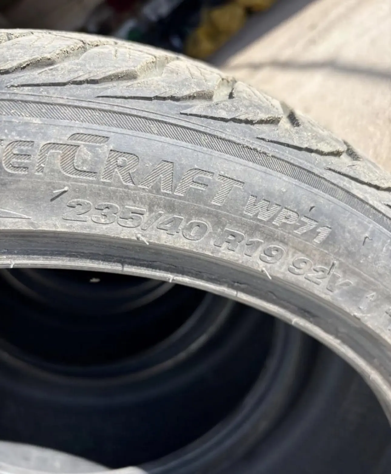 Продам зимнюю резину липучки 235/40/19