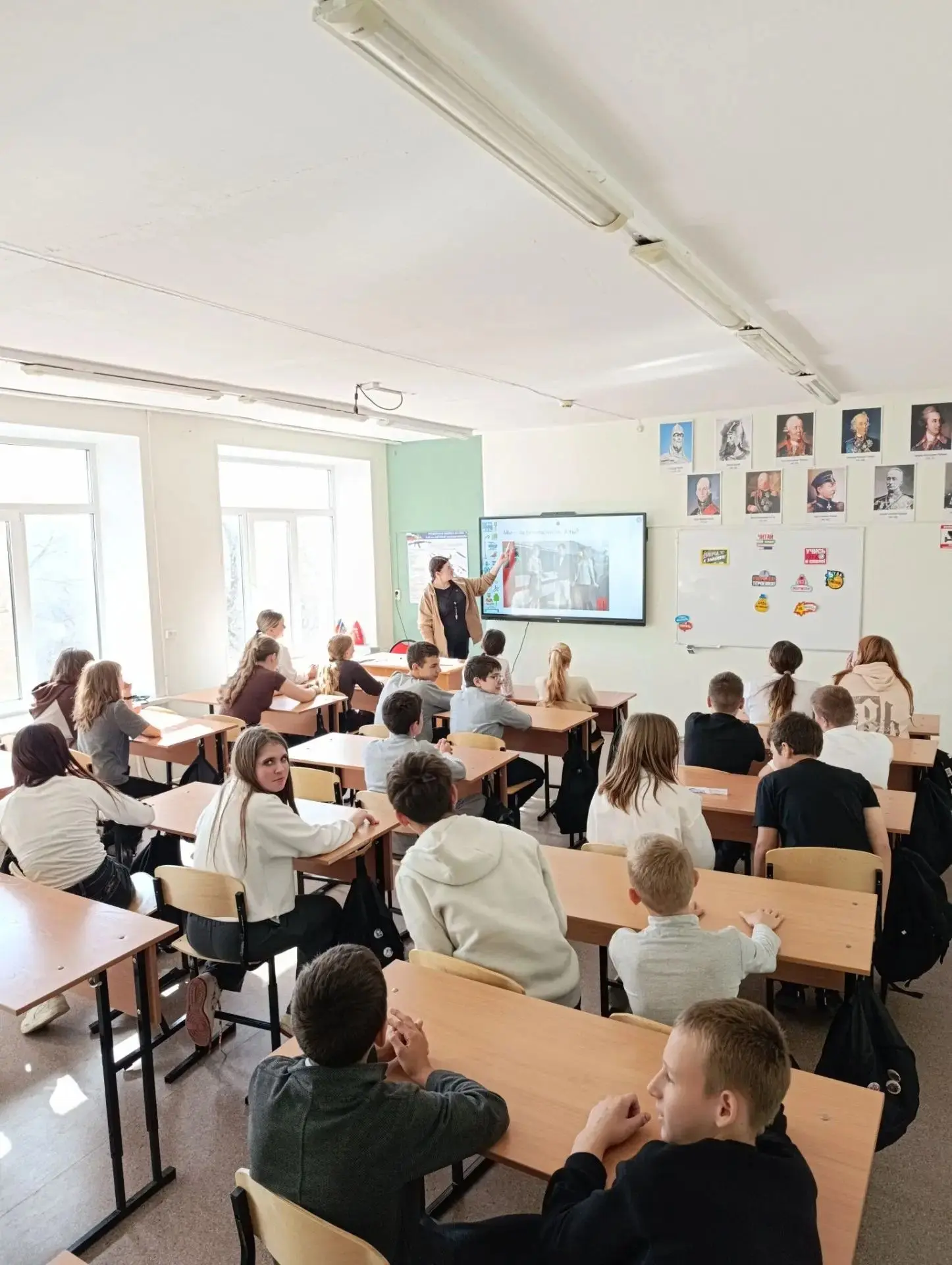 16 октября в 7 "Б" классе прошел классный час на тему: «Безопасность на железной дороге...