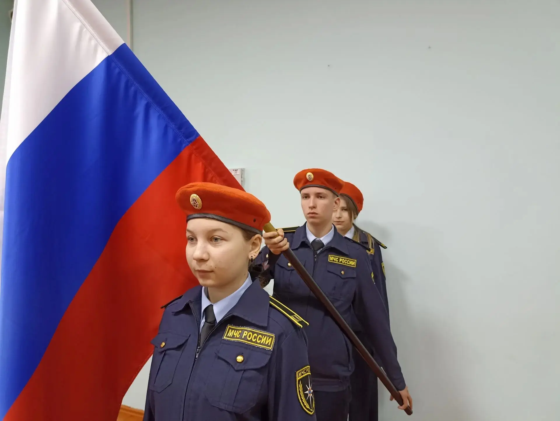 🇷🇺 Утро понедельника началось с традиционной линейки поднятия флага и исполнения гимн...