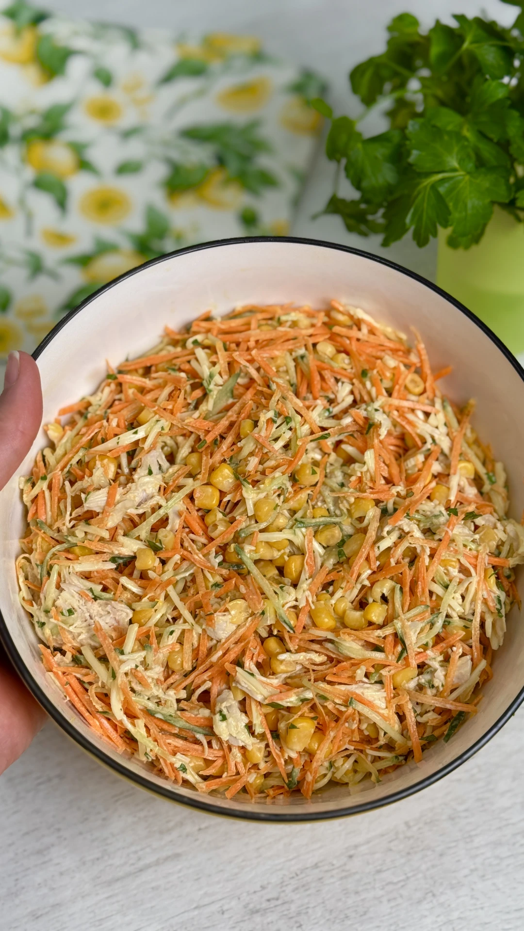 Салат с курицей и свежими овощами на каждый день. Как вкусно получается, и как просто г...