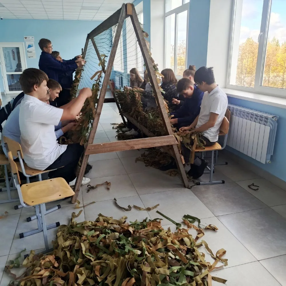 Ученики Верхнелюбажской средней школы активно помогают нашим военнослужащим, участвующи...