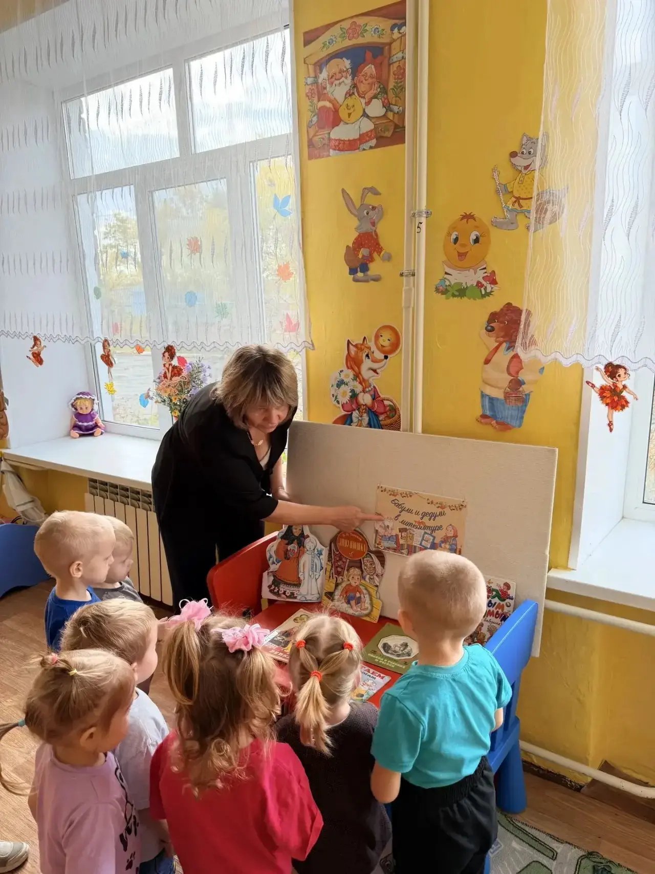 Библиотекарь Елена Алексеевна, приходила в гости к нашим малышам.