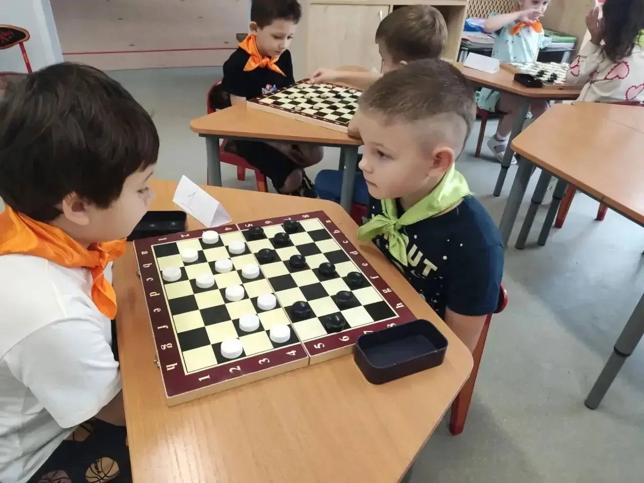 🤝Наши дошкольники готовятся к межрайонному турниру по шашкам