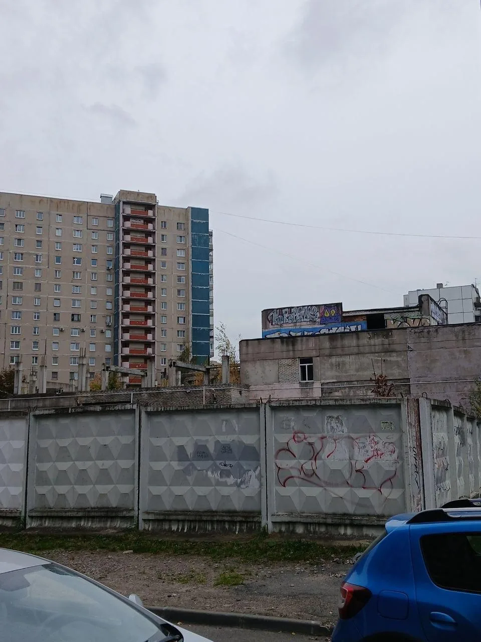 🏚 Заброшенное здание на проспекте Пятилеток продолжает разрушаться
