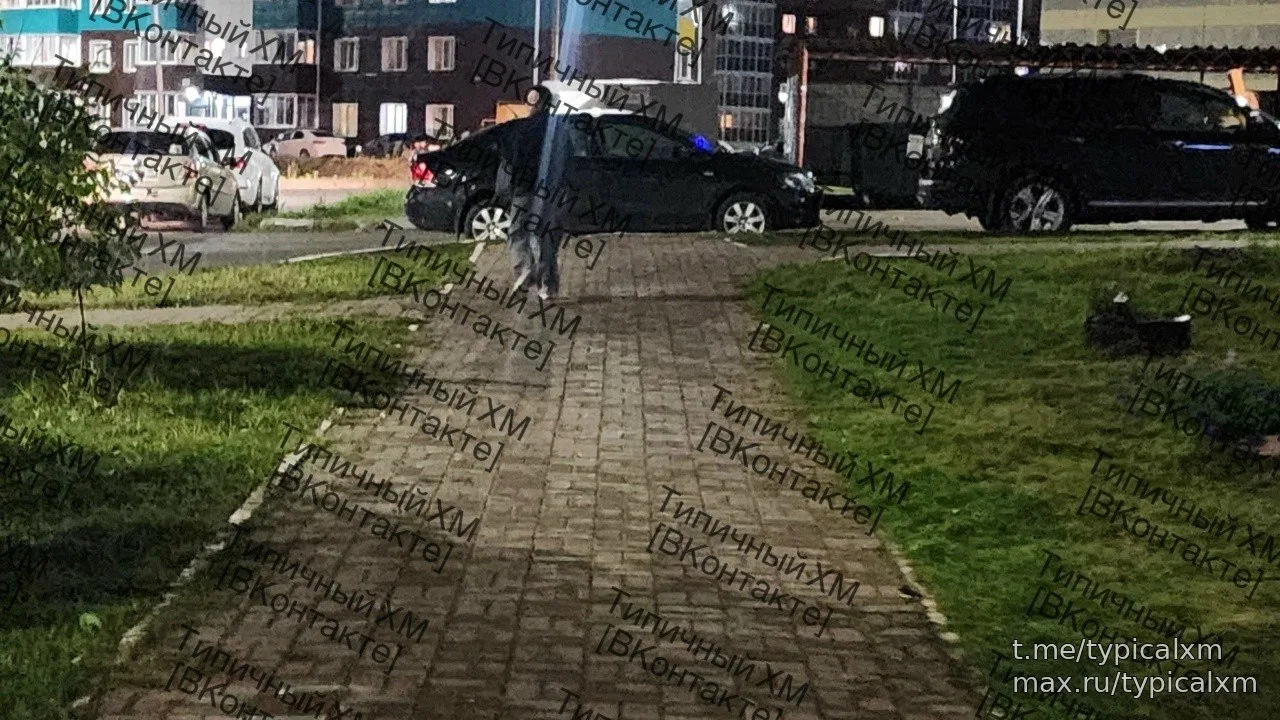 Очередная машина перегородила тротуар на Югорской