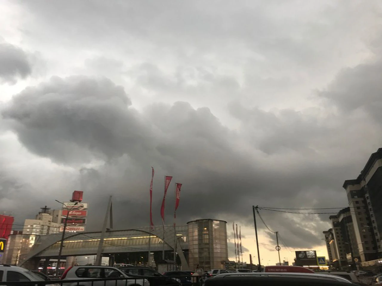 Автомобиль повредили обломки БПЛА на юге Воронежской области