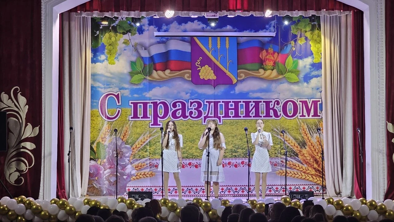 «Старотитаровские звездочки зажигают сердца!»: в станице прошел традиционный детский пр...