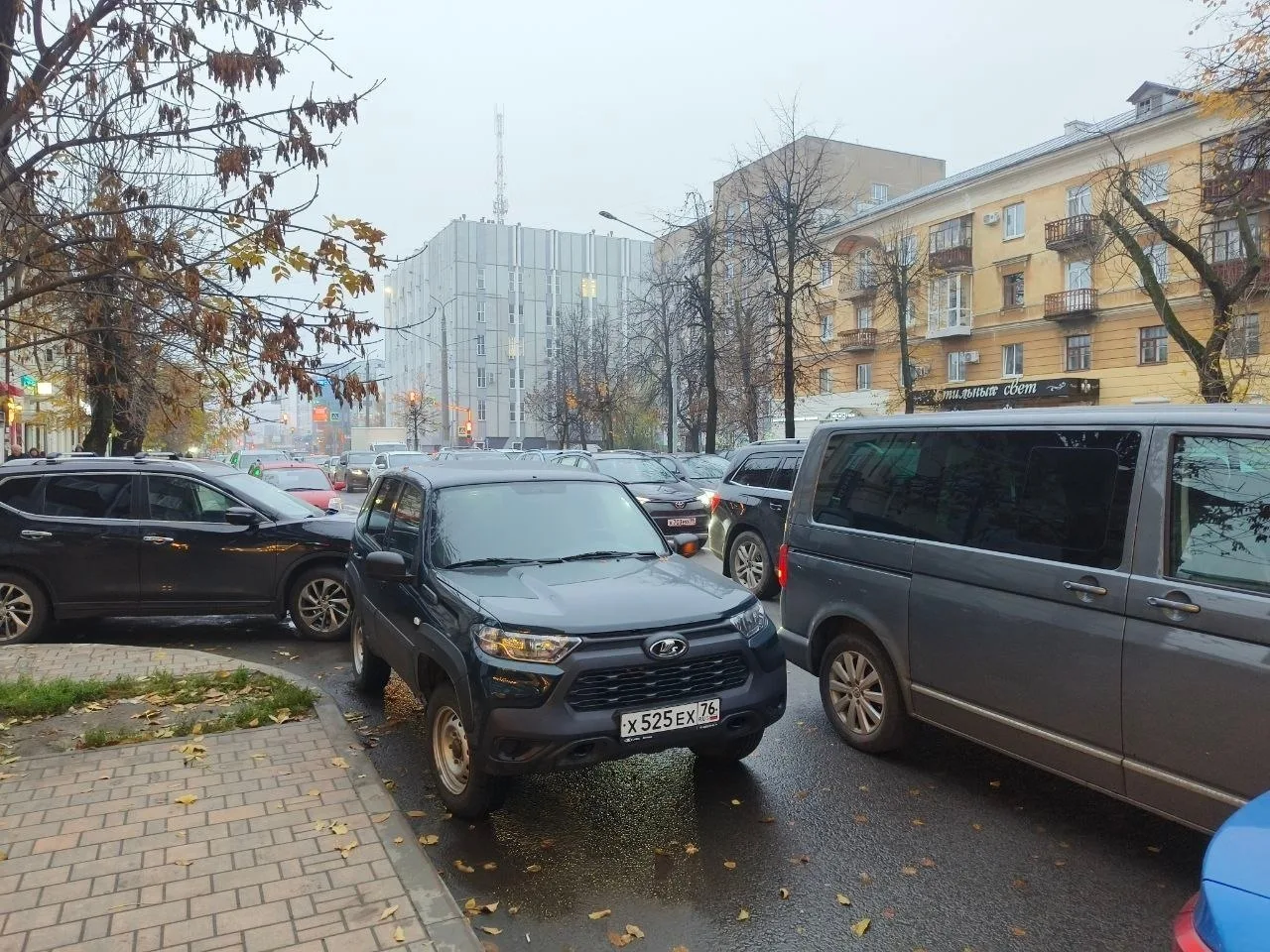 На улице Победы все стоит от Ауры.