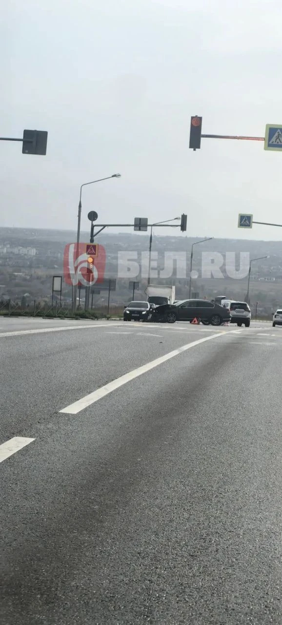 Жители сообщают об аварии на выезде из города.