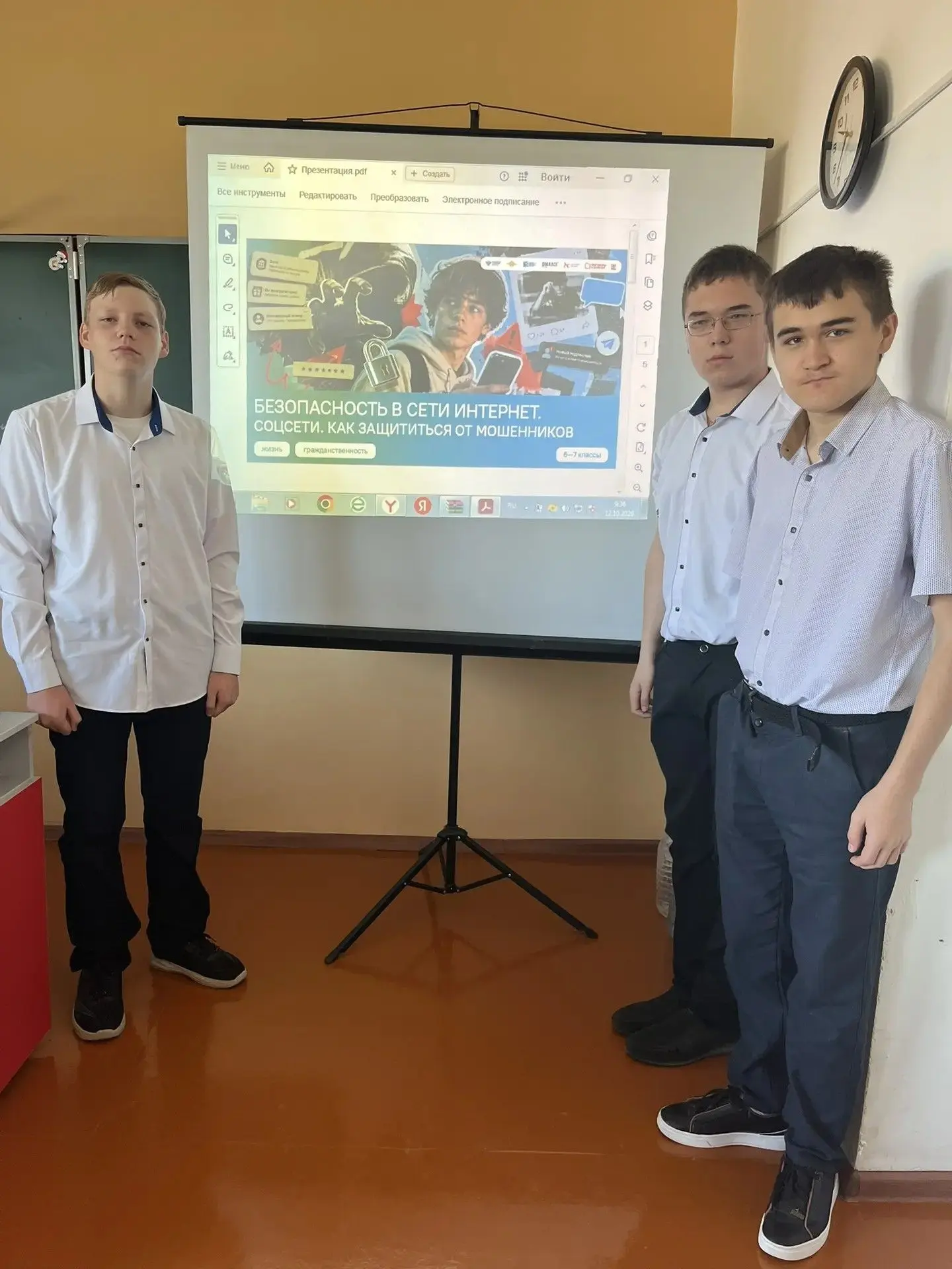 🎓 Традиционная понедельничная линейка прошла по плану!