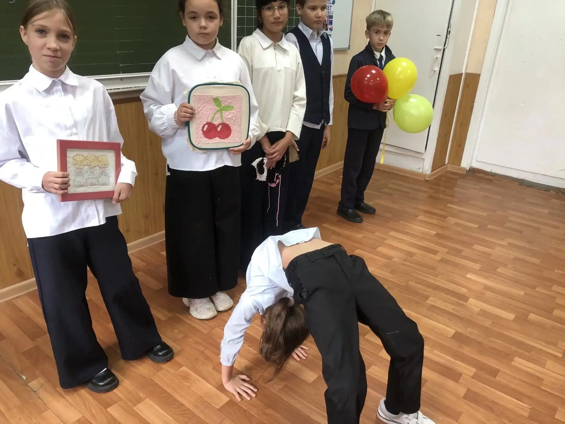 Ученики 4 «Б» побывали в гостях у 1 «Б», 3 «Б» и 4 «Д». Ребята подготовили шарики, шпаг...