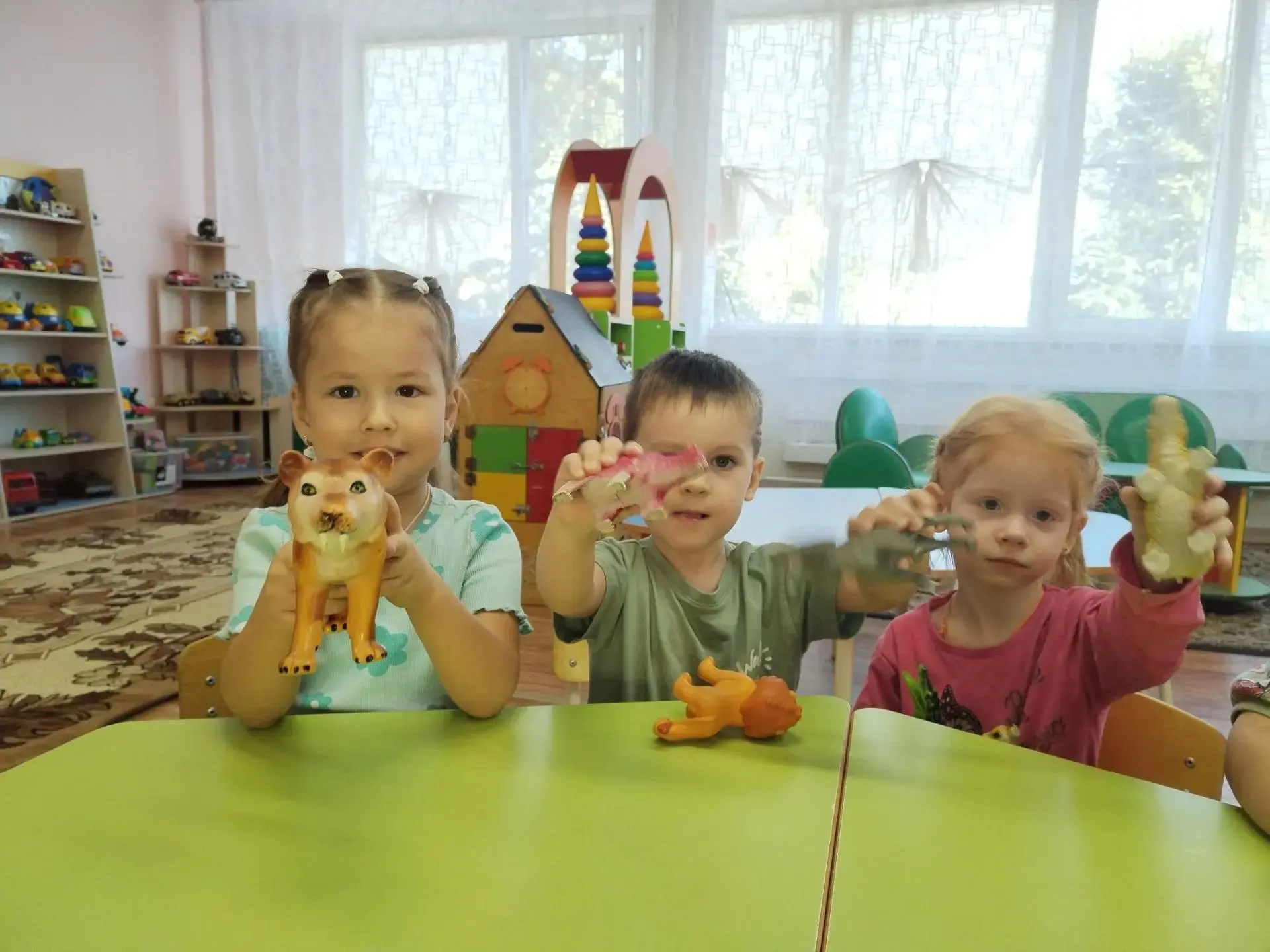 Мы приходим в детский сад,