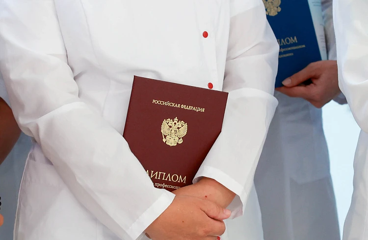 В Приморье молодым медикам помогают освоиться на первом рабочем месте 1383 наставника —...