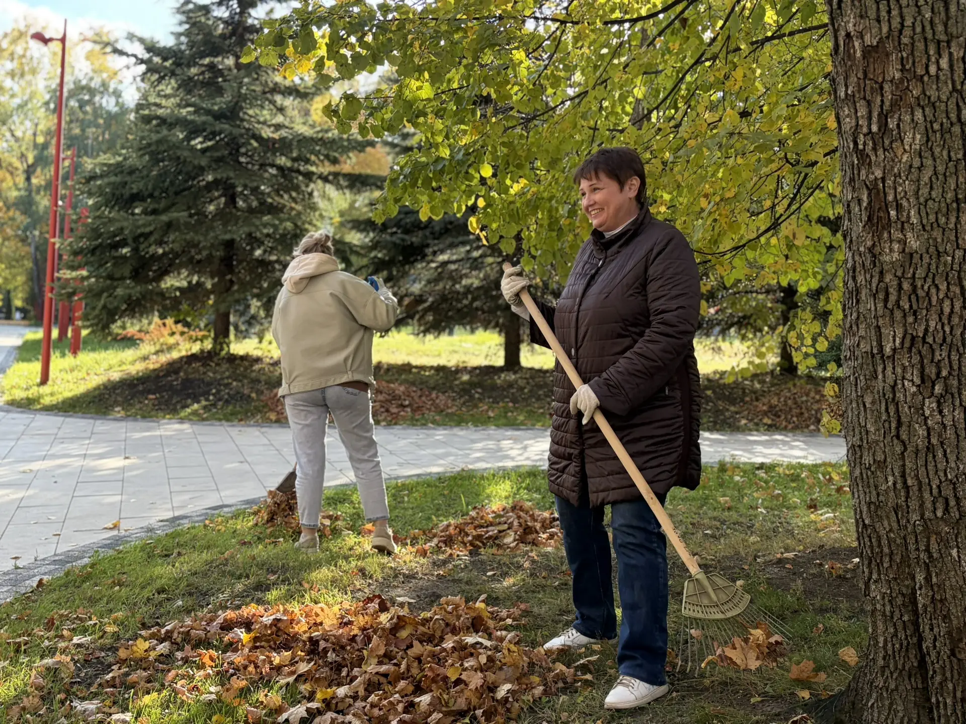 9 октября сотрудники парка Белинского продолжили работы по поддержанию чистоты и порядк...