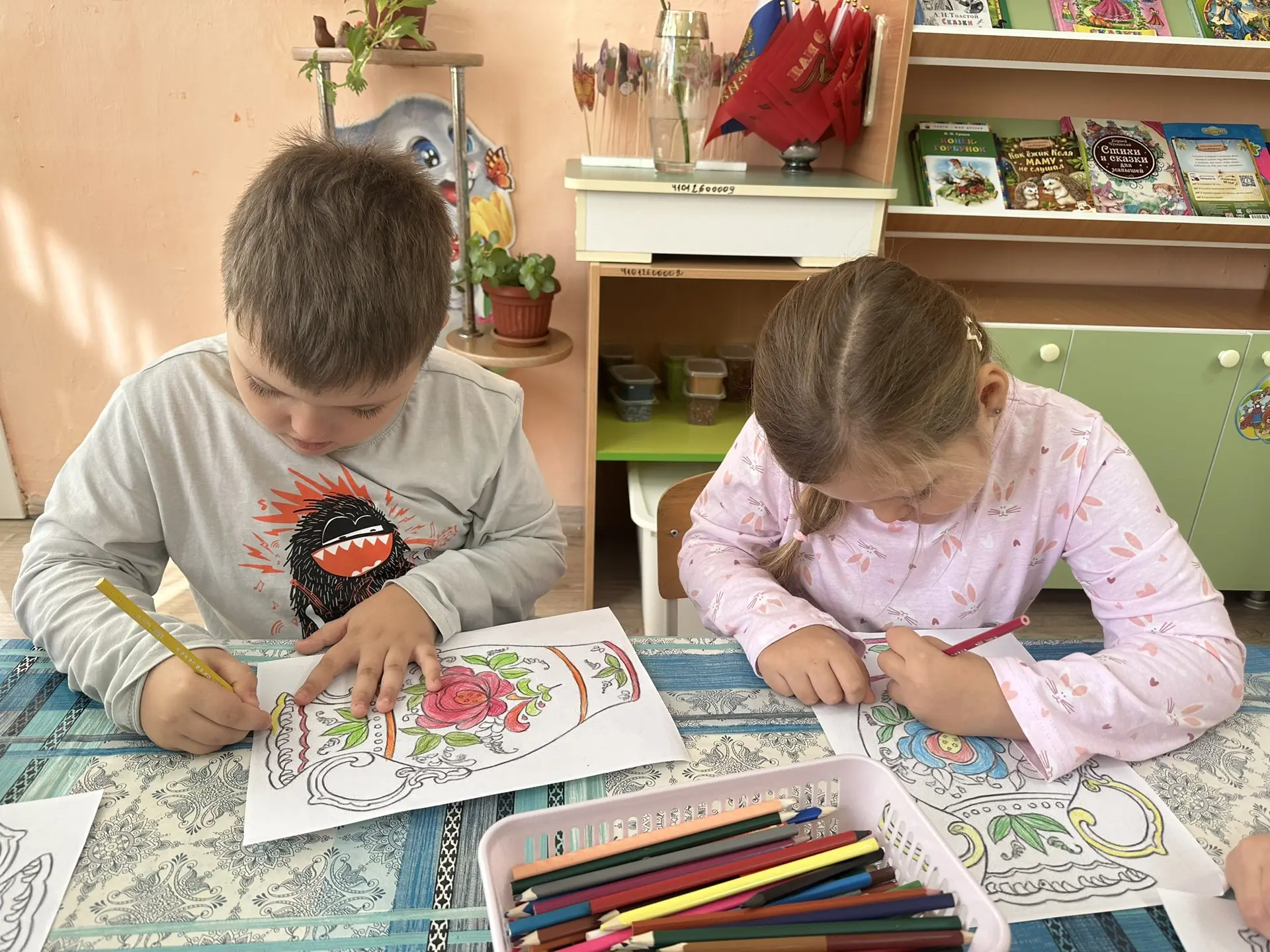 " Ваза семейных заветов" На занятии по рисованию ребята подготовительной группы раскраш...