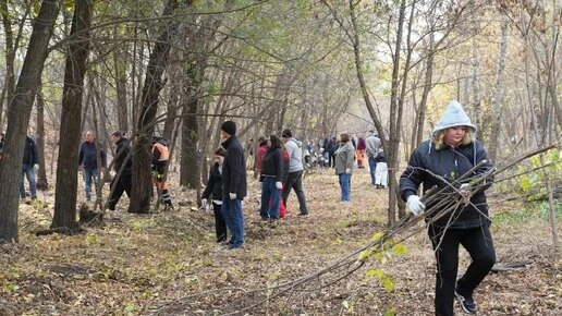 В Оренбурге более 200 человек вышли на субботник у стелы «Европа – Азия»