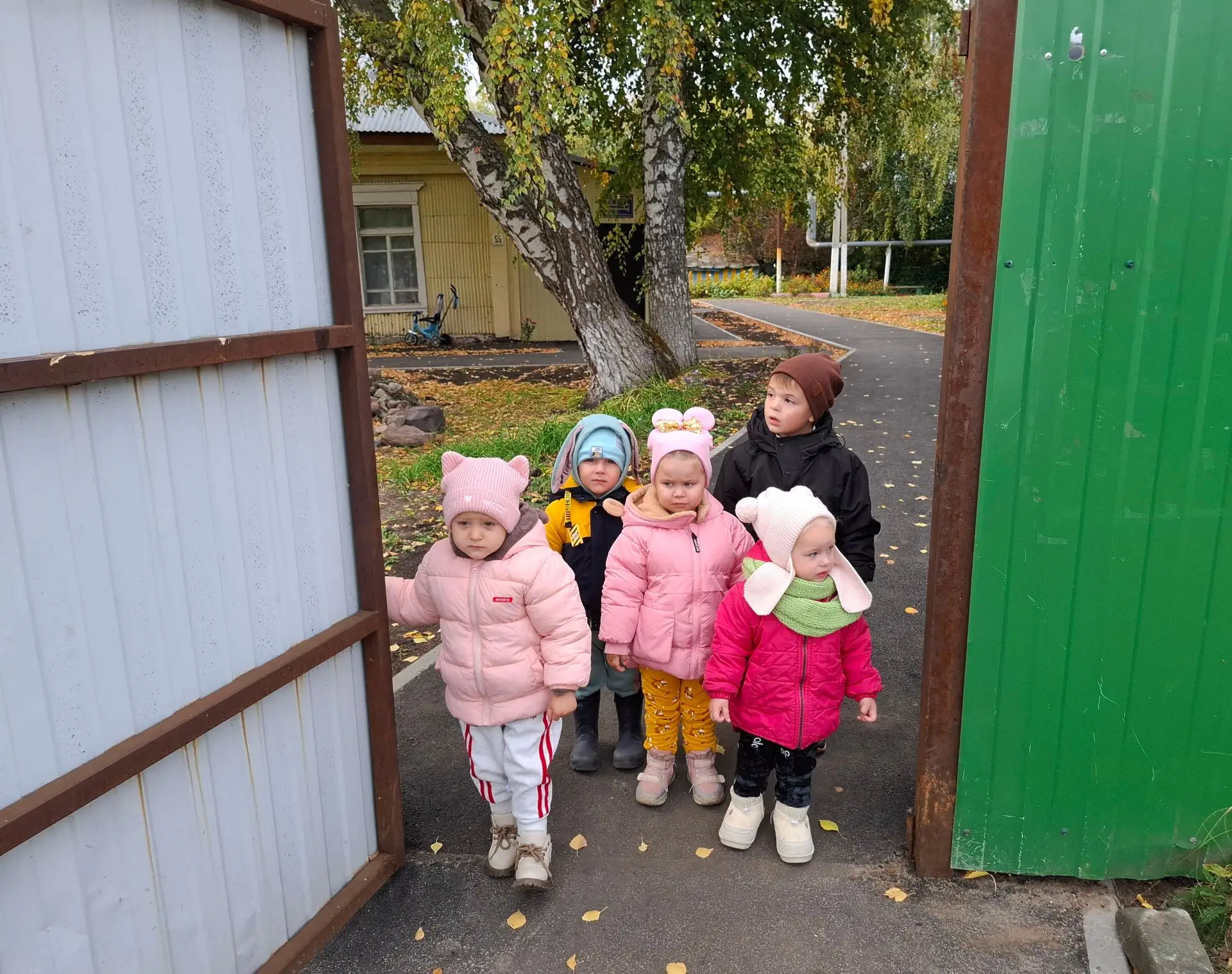 Сегодня, наслаждаясь свежим воздухом, наши воспитанники повторили основные правила безо...