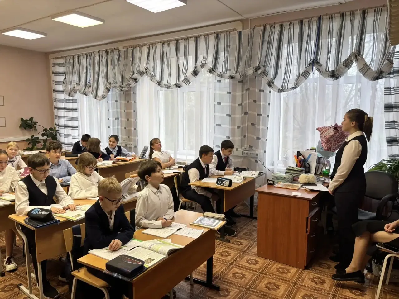 День учителя в нашей школе: уроки от учеников и цветы для педагогов!