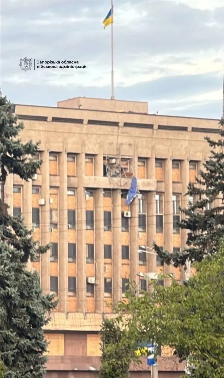 Здание Запорожского облсовета атаковал дрон, сообщает ОВА.