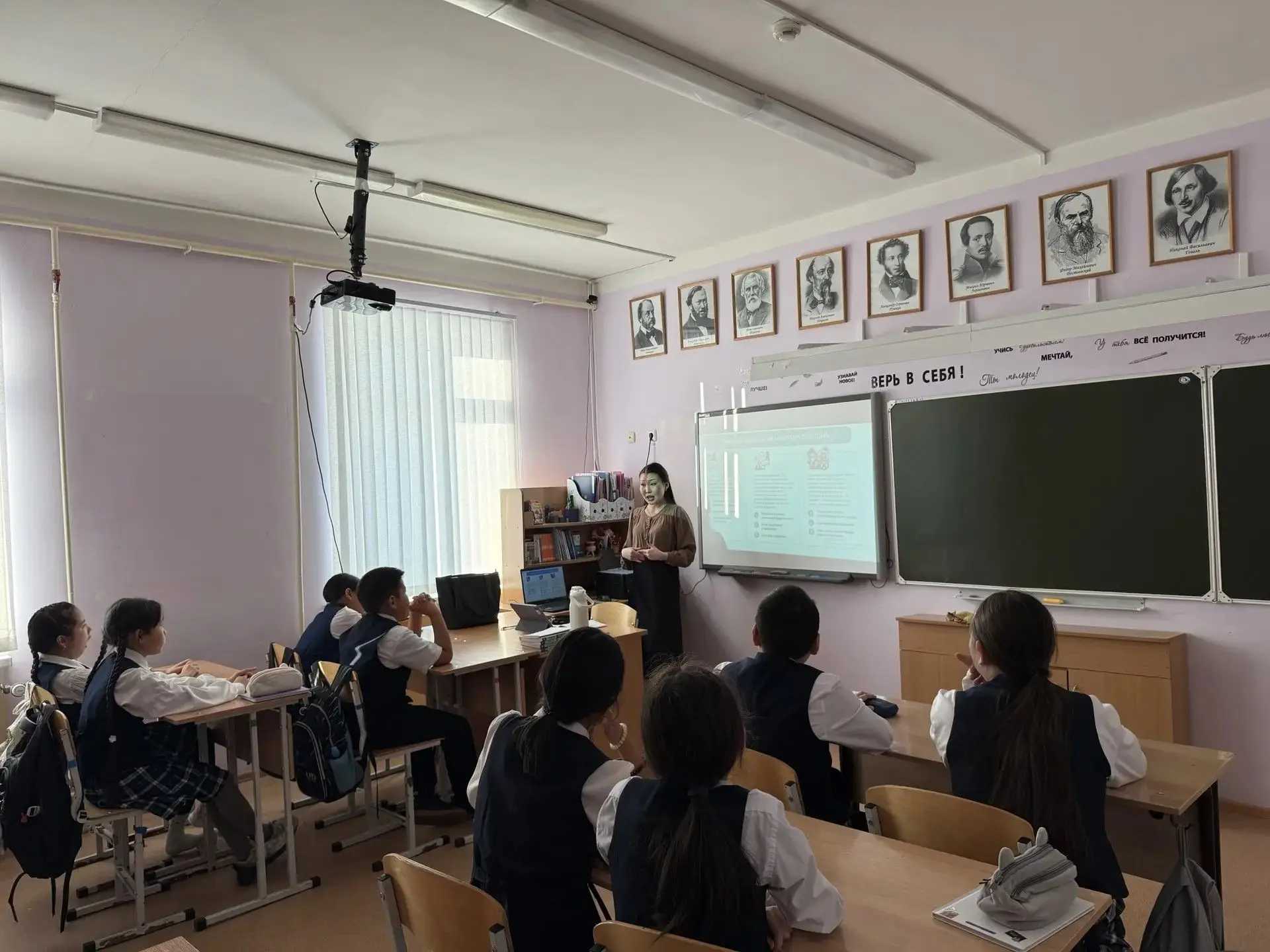 Вчера, 12 октября, учебная неделя в нашей школе началась с торжественной церемонии подн...