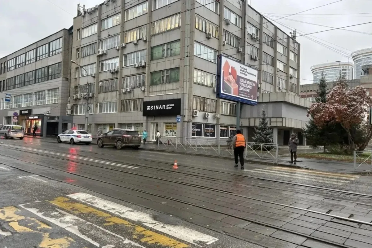 Девочка попала под трамвай в центре Новосибирска