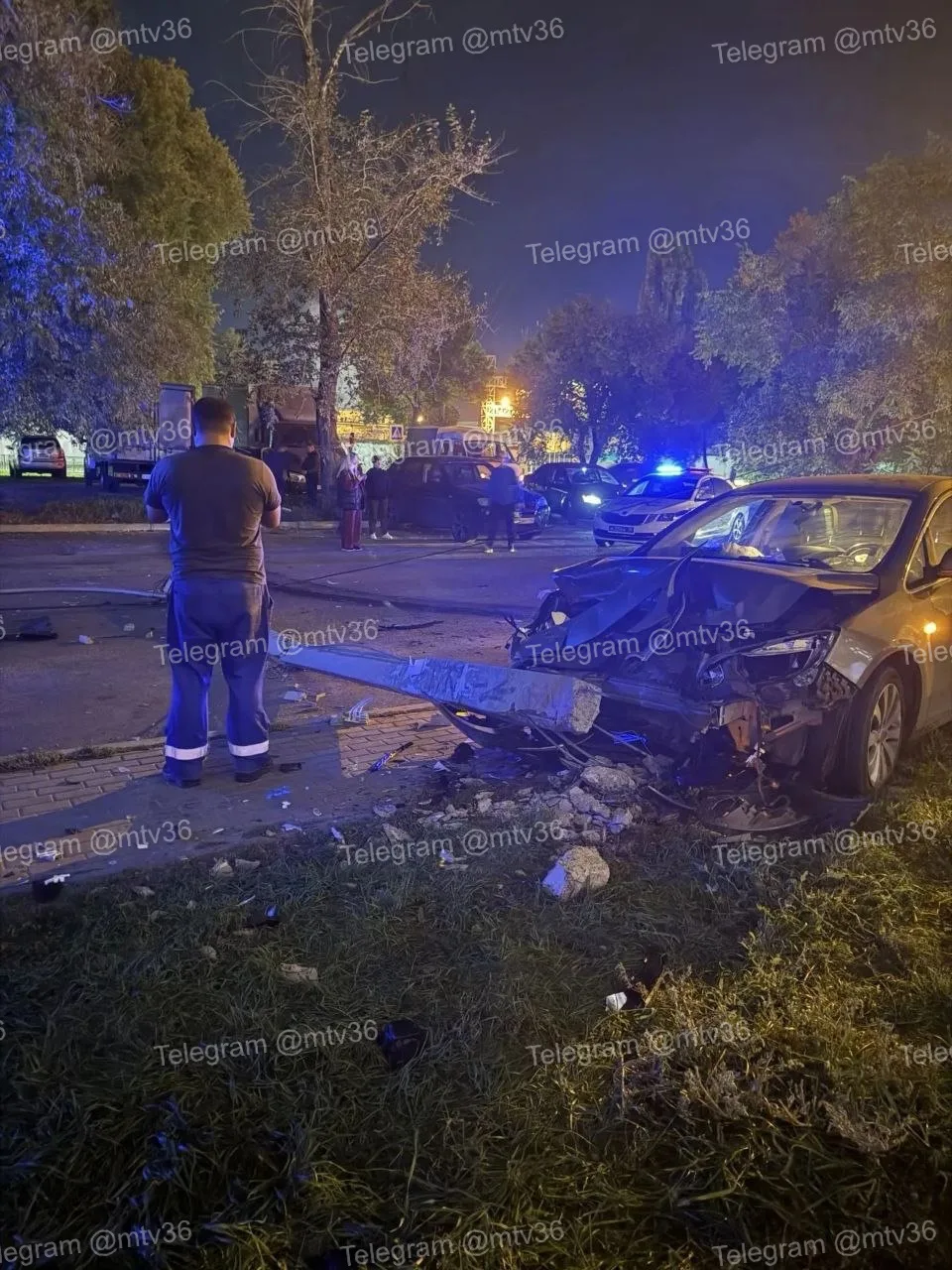 😱 Выпившая автомобилистка устроила массовую аварию и свалила фонарный столб