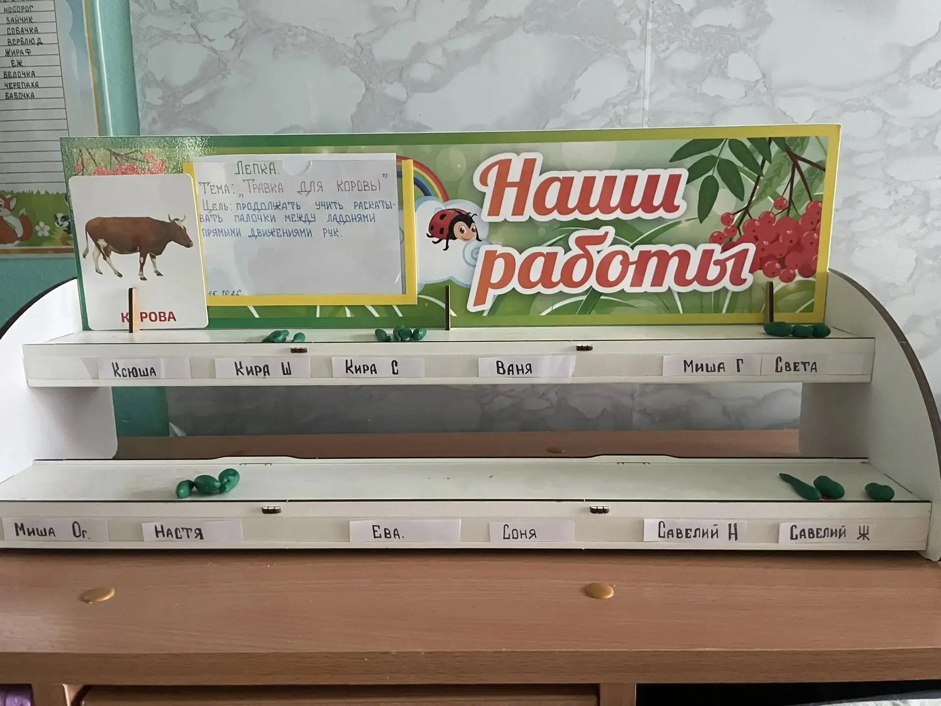 ☝На занятии лепки наши малыши продолжали учиться  раскатывать палочки между ладонями пр...