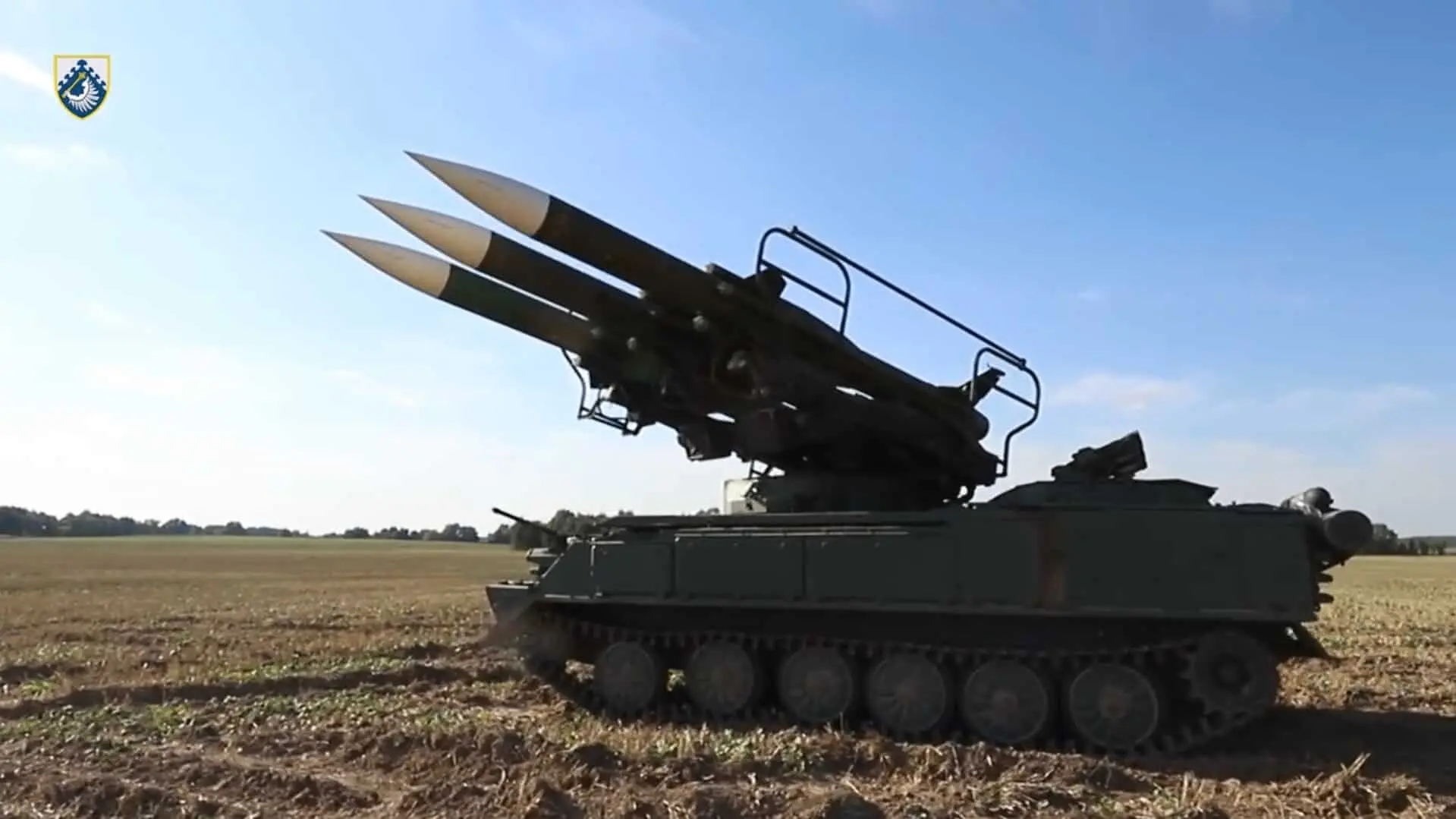 На кадрах - самоходная пусковая установка из состава зенитного ракетного комплекс «Куб»...