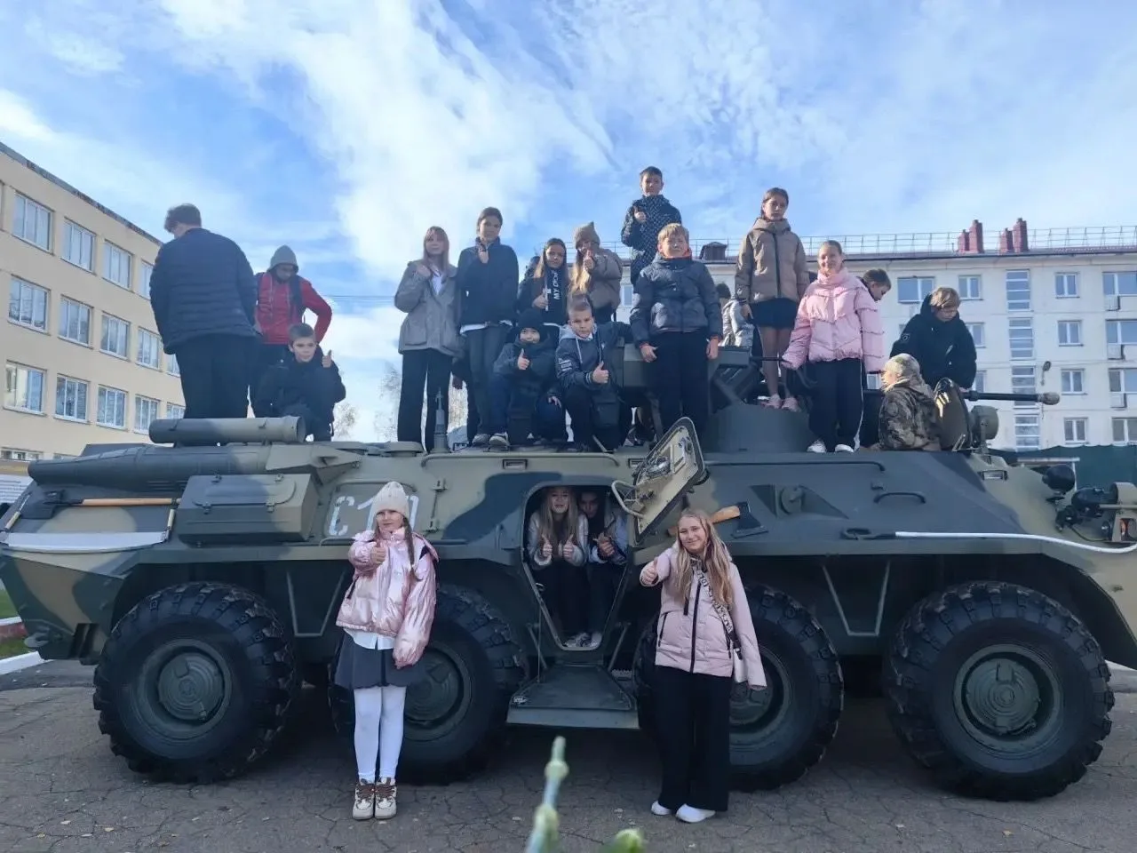 🇷🇺 Отряд ЮИД «Светофор» в гостях у защитников Отечества