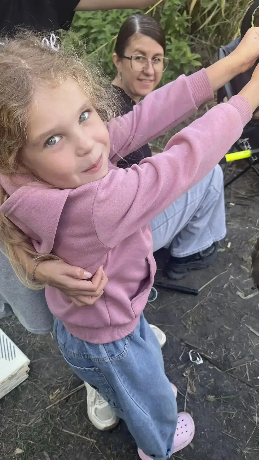Муж на рыбалке с Олей и соседями.