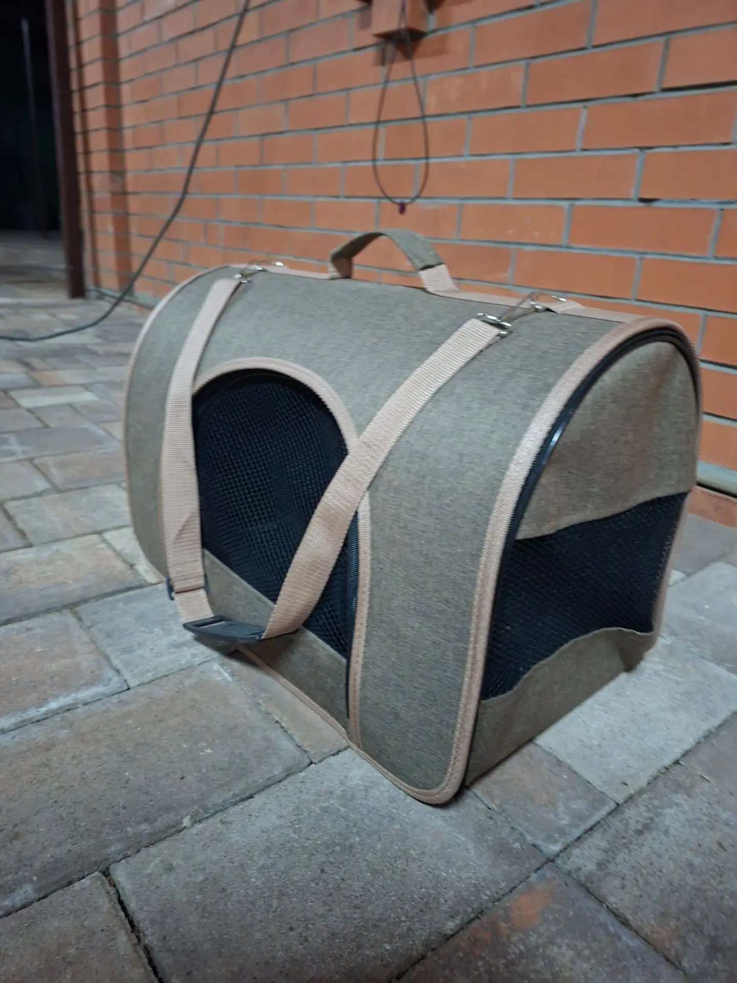 Продам переноску для кота. Использовали один раз . 953-108-62-80