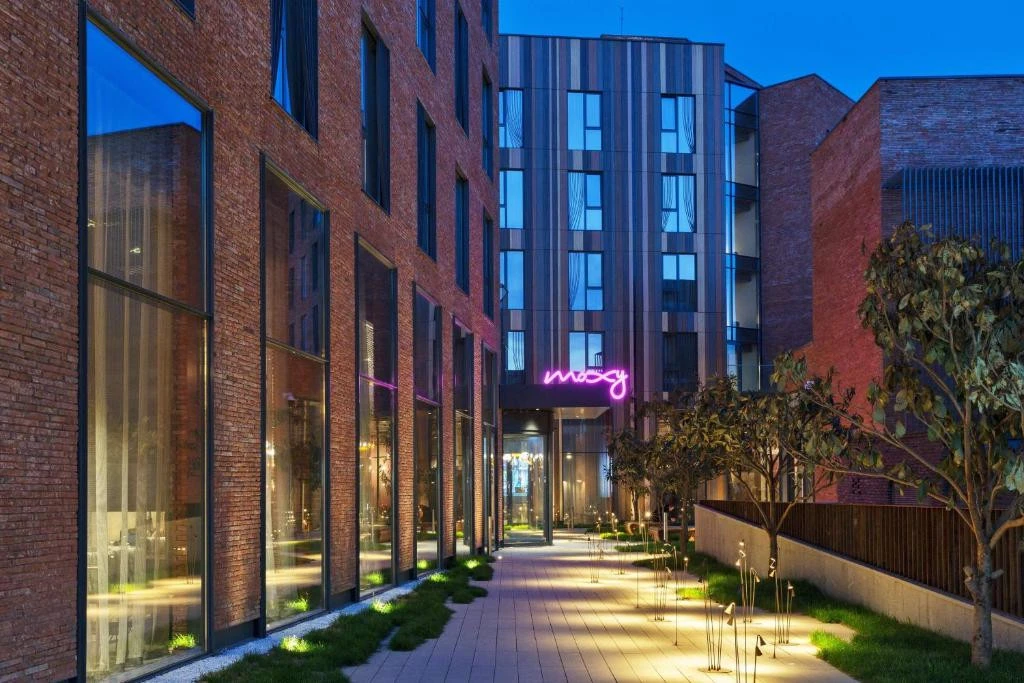 Откройте для себя стильный MOXY TBILISI BY MARRIOTT в самом сердце Тбилиси. Современные...