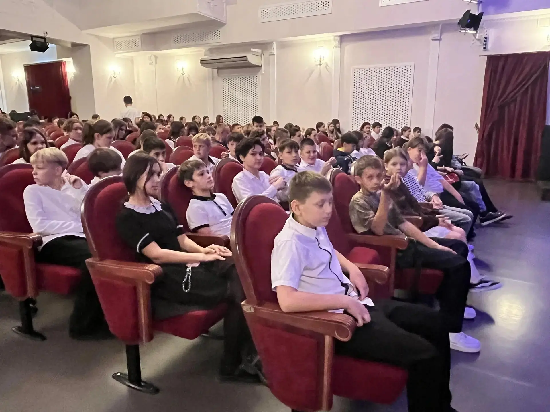 🎉 Волшебство на сцене: учащиеся МБОУ СОШ №2 побывали в Районном доме культуры Темрюка! 🎉