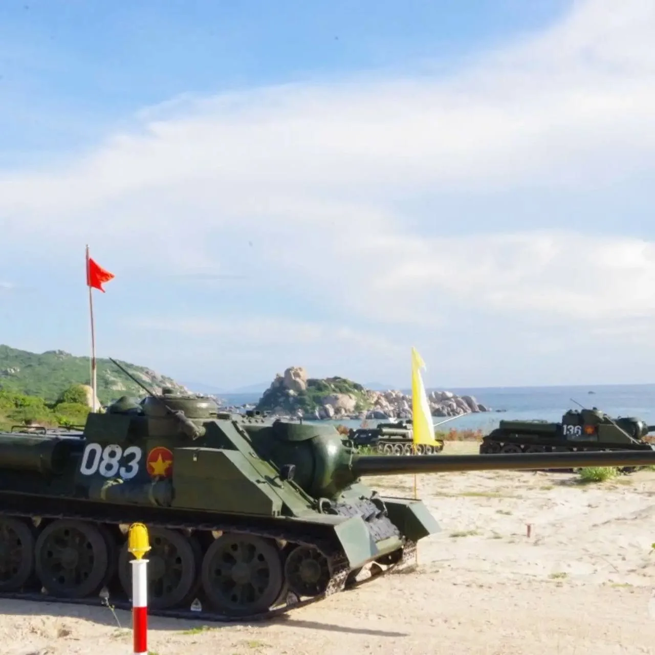 Самоходные артиллерийские установки СУ-100 на вооружении 957-й бригады Народной армии В...