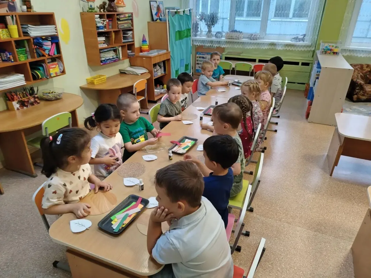 Осень в группе "Речецветик". Сегодня ребята украсили дерево красивыми осенними листьями.