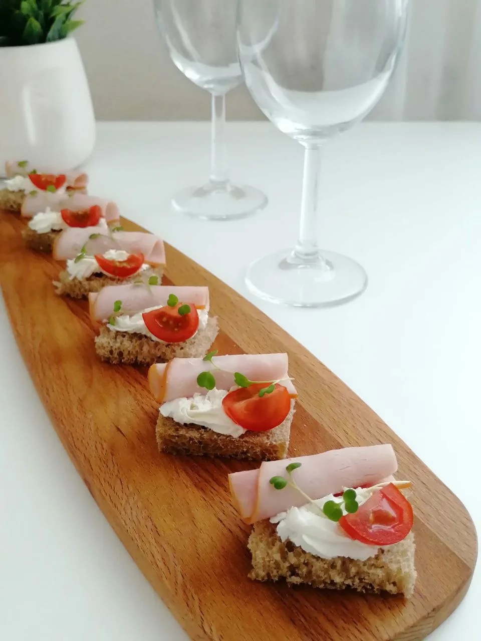 КАНАПЕ С КАРБОНАТОМ И ЧЕРРИ