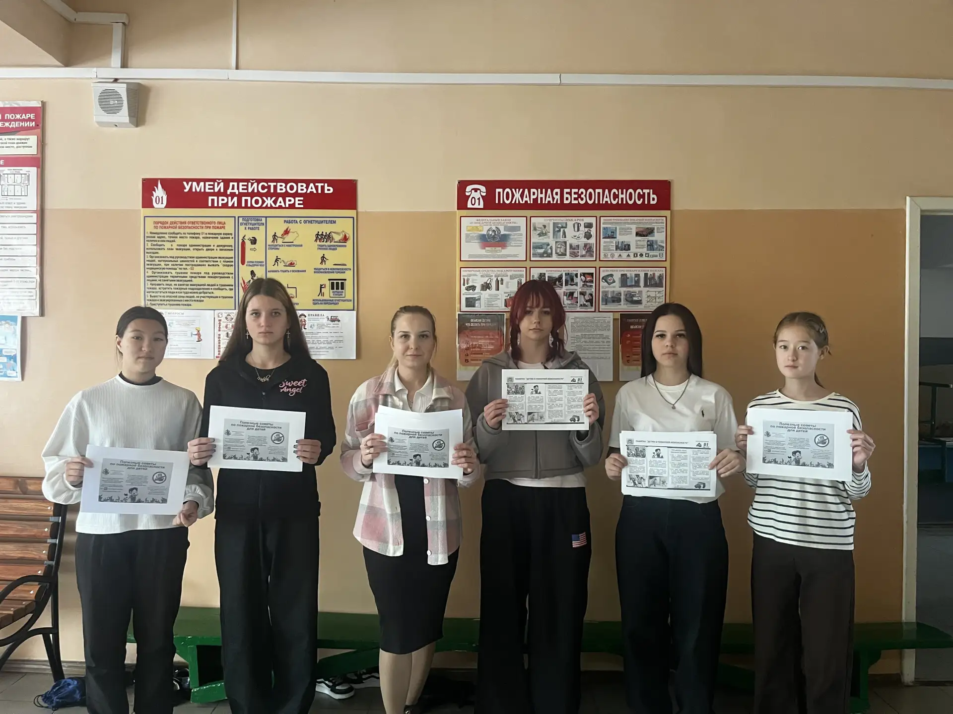 Сегодня,в Единый день безопасности, обучающиеся 8 б класса,( классный руководитель Грид...